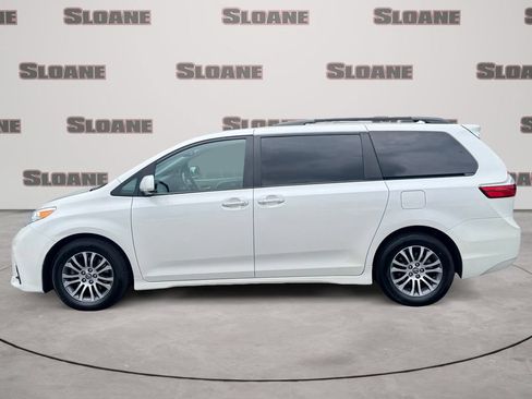 Used 2019 Toyota Sienna XLE FWD image 2