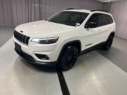 Used 2023 Jeep Cherokee Altitude Lux AWD/4WD image 3