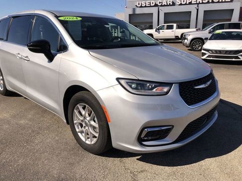 Used 2024 Chrysler Pacifica Touring-L image 7