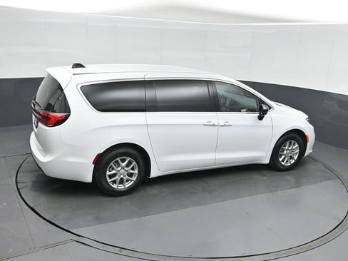 New 2026 Chrysler Pacifica Select FWD image 31