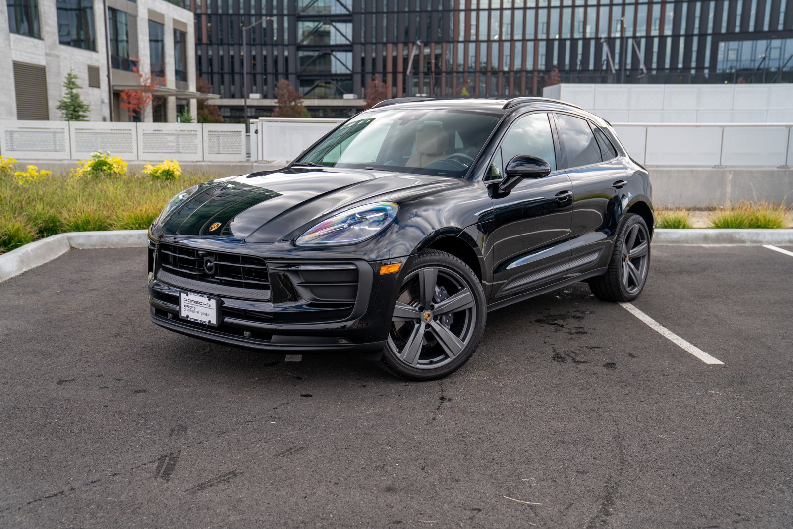 Certified 2026 Porsche Macan AWD/4WD image 1