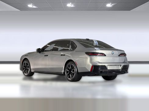 Used 2023 BMW 740i RWD image 3