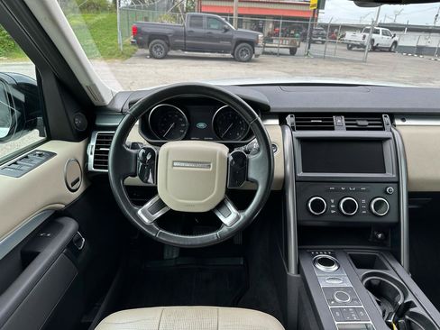 Used 2020 Land Rover Discovery Landmark AWD/4WD image 18