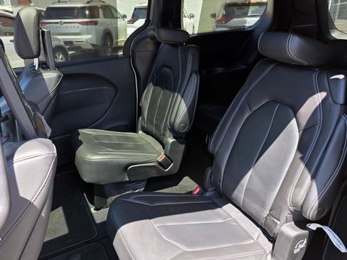 Used 2021 Chrysler Pacifica Touring-L w/ Uconnect Theater Family Group AWD/4WD image 17