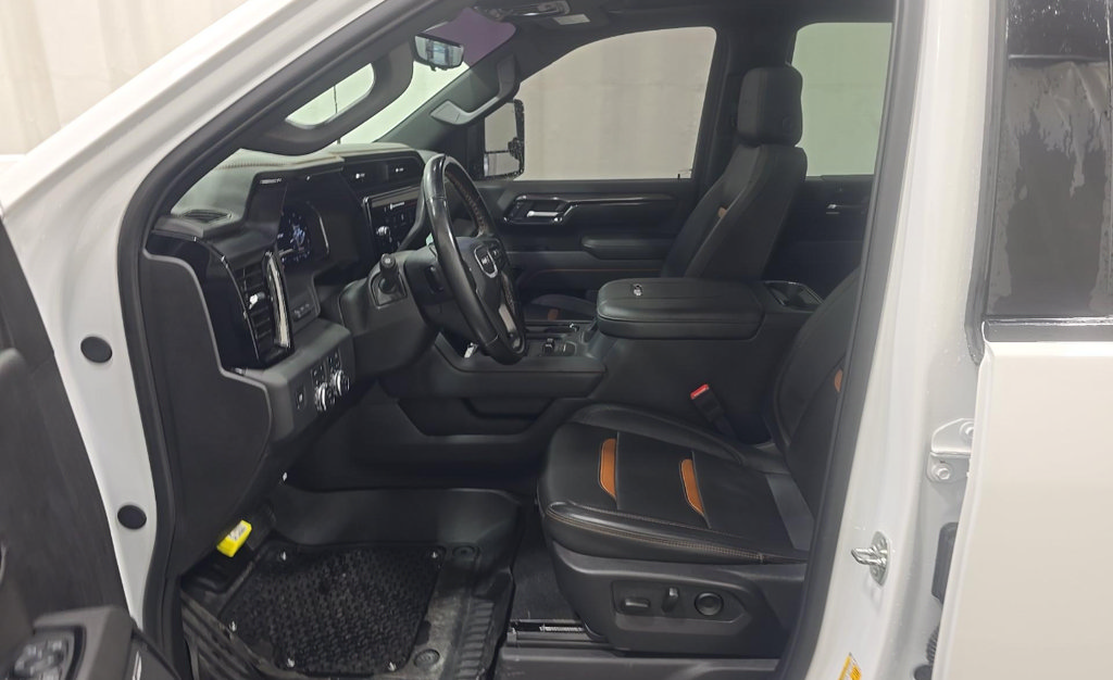Used 2025 GMC Sierra 2500 AT4 w/ AT4 Premium Plus Package AWD/4WD image 3