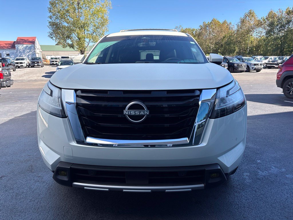 Used 2024 Nissan Pathfinder Platinum w/ Cargo Package AWD/4WD image 4