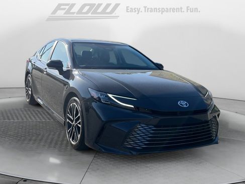 Used 2025 Toyota Camry XLE image 1