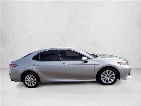 Used 2018 Toyota Camry LE image 4