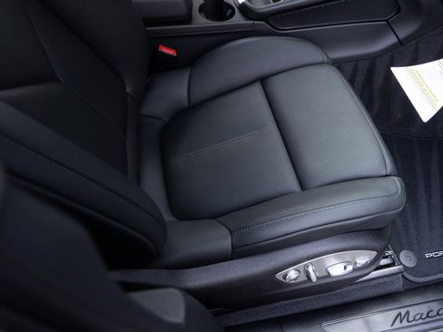Certified 2026 Porsche Macan AWD/4WD image 34