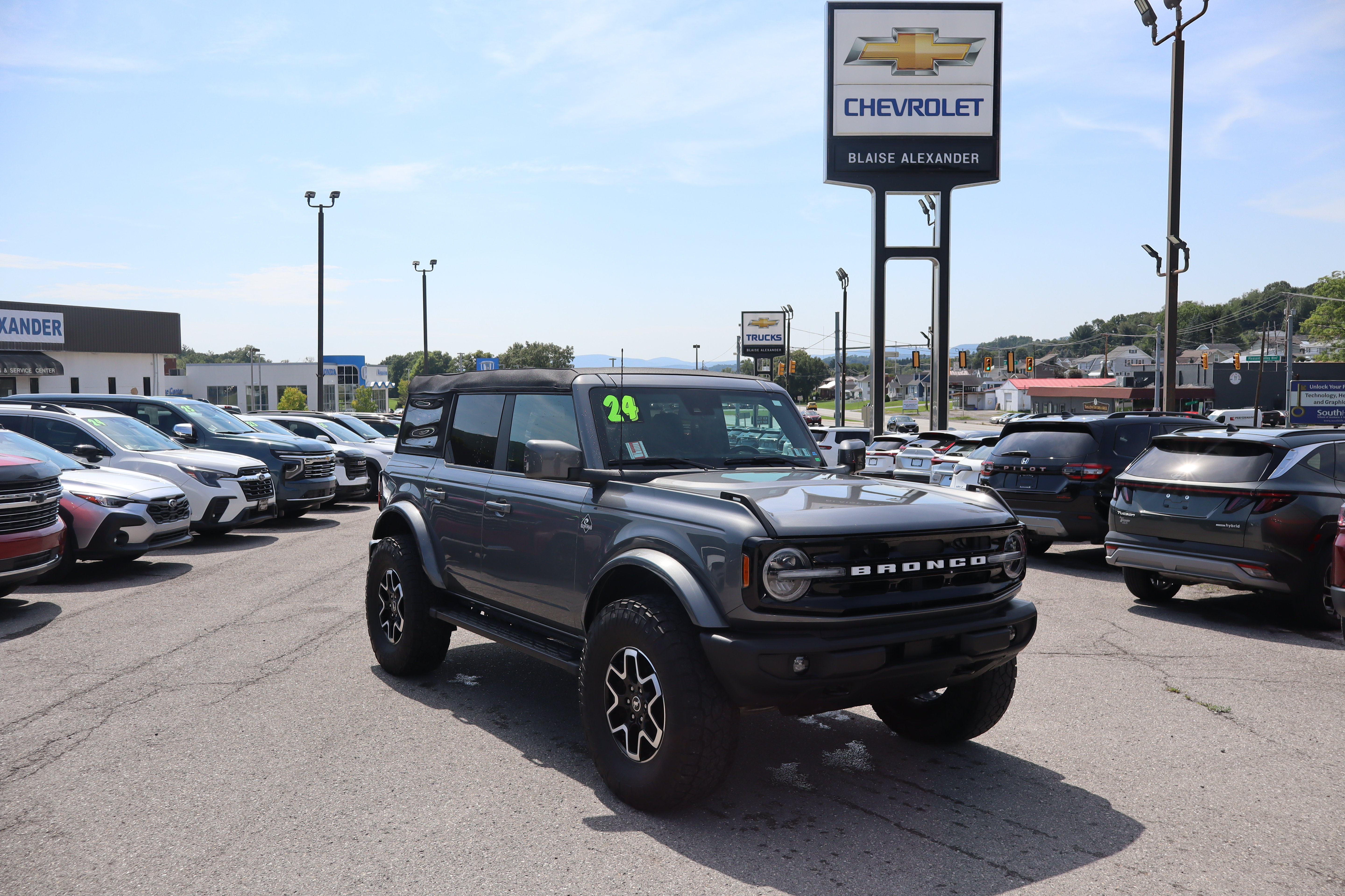 Used 2024 Ford Bronco Outer Banks AWD/4WD image 1