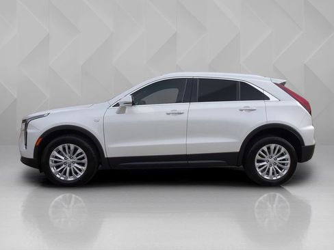 Certified 2024 Cadillac XT4 Luxury w/ Cold Weather Package image 2