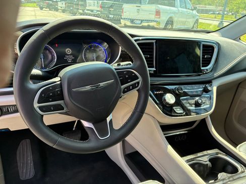 Used 2023 Chrysler Pacifica Limited FWD image 3