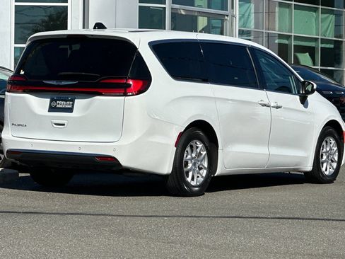 Used 2023 Chrysler Pacifica Touring-L FWD image 4