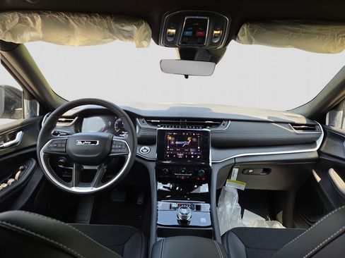 New 2025 Jeep Grand Cherokee Altitude image 3