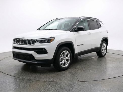 Used 2025 Jeep Compass Latitude AWD/4WD image 3