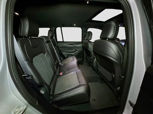 New 2025 Jeep Grand Cherokee Altitude AWD/4WD image 31