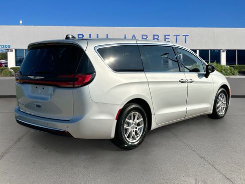Used 2024 Chrysler Pacifica Touring-L image 7