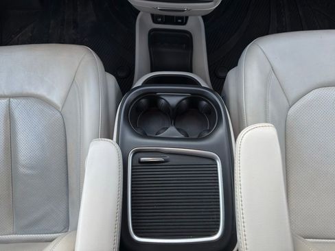 Used 2021 Chrysler Pacifica Touring-L image 18