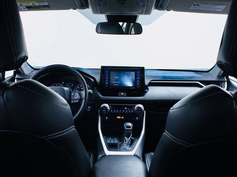 Used 2021 Toyota RAV4 XLE image 22