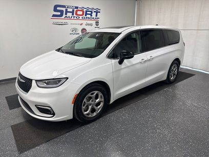 Used 2024 Chrysler Pacifica Limited w/ Uconnect Theater Family Group
