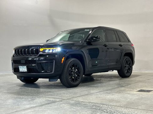 New 2026 Jeep Grand Cherokee Altitude AWD/4WD image 2