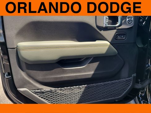 Used 2025 Jeep Gladiator Mojave image 12