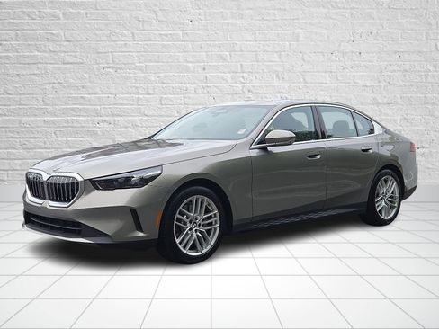 Used 2025 BMW 530i xDrive w/ Premium Package AWD/4WD image 3