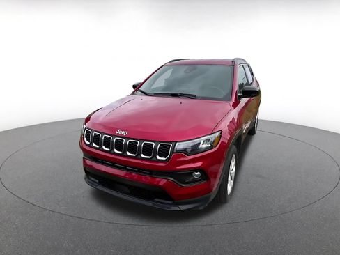 Used 2025 Jeep Compass Latitude AWD/4WD image 7