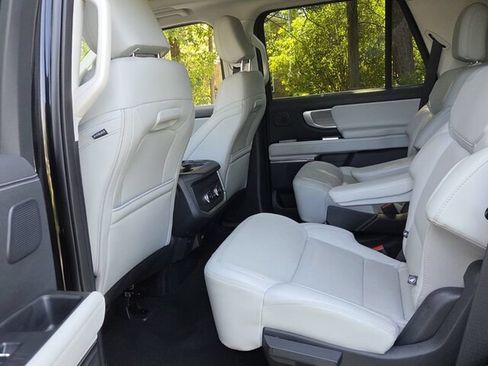 Used 2025 Ford Expedition Platinum w/ Driver's Package AWD/4WD image 8