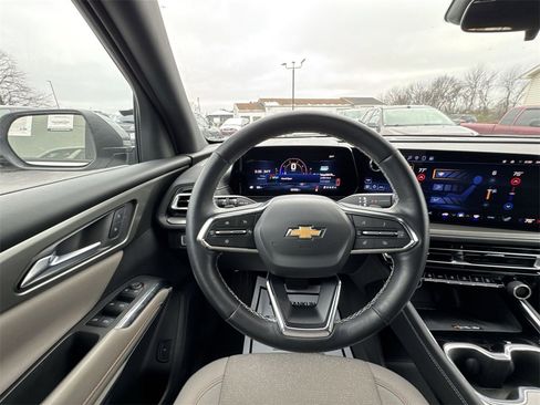 Used 2025 Chevrolet Traverse LT image 14