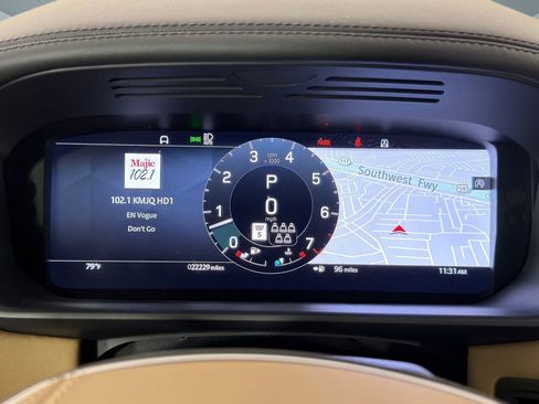 Certified 2023 Land Rover Discovery Metropolitan Edition image 20