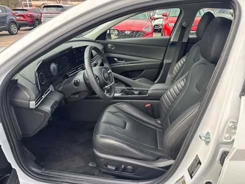 Used 2025 Hyundai Elantra Limited FWD image 17