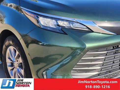 Used 2025 Toyota Sienna XLE image 9