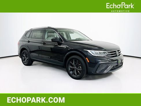 Used 2023 Volkswagen Tiguan SE w/ Panoramic Sunroof Package image 1