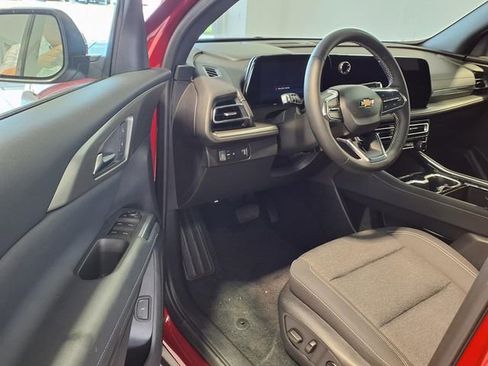 Used 2025 Chevrolet Traverse LT FWD image 7