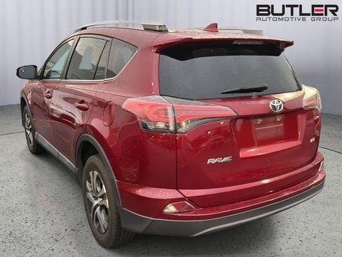 Used 2018 Toyota RAV4 LE FWD image 10