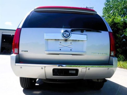 Used 2011 Cadillac Escalade Luxury image 17