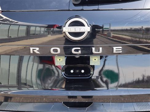 Certified 2025 Nissan Rogue SV image 33