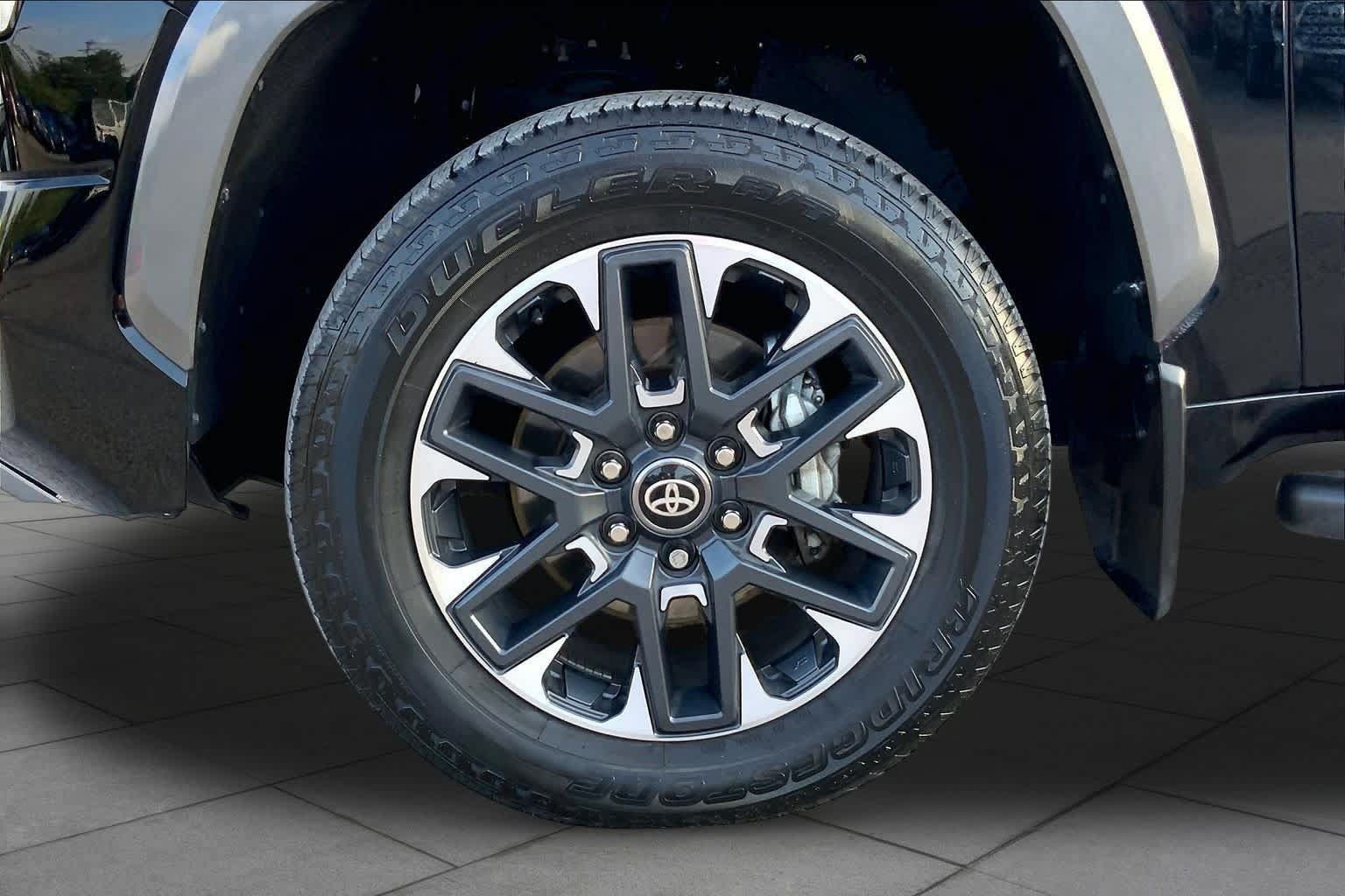 Used 2025 Toyota Tundra Limited AWD/4WD image 11