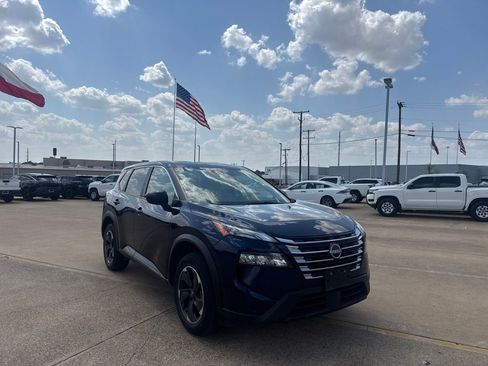Certified 2025 Nissan Rogue SV FWD image 1