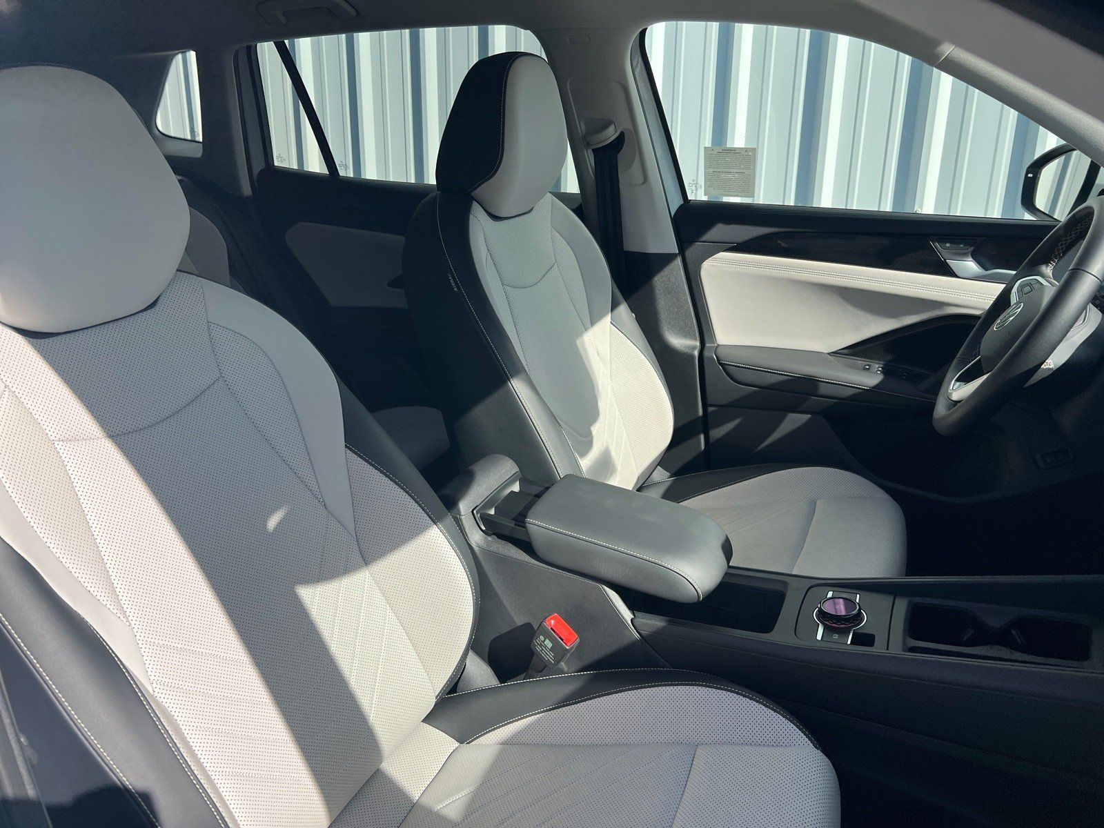 Used 2025 Volkswagen Tiguan SE AWD/4WD image 22