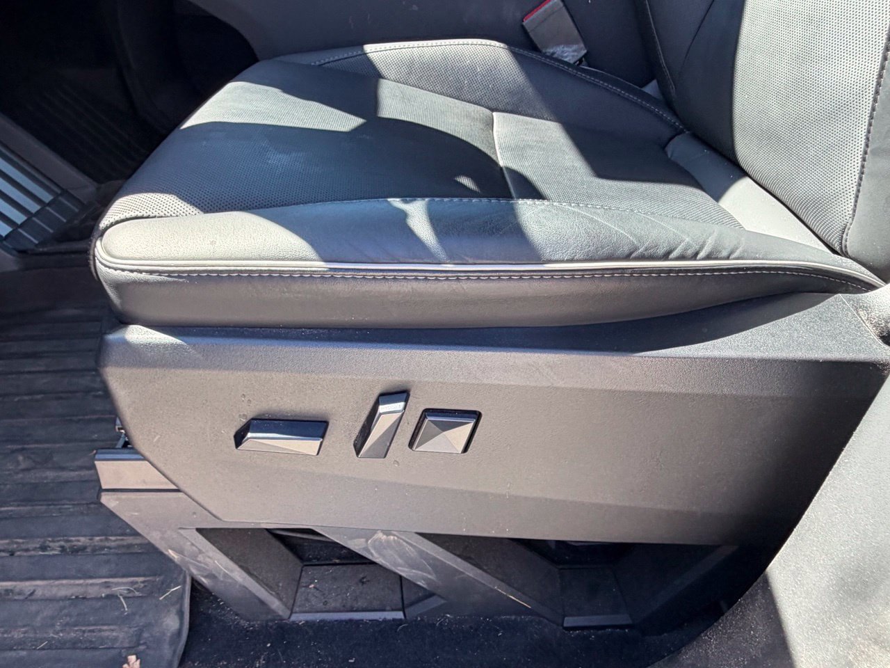Used 2024 Tesla Cybertruck AWD Crew Cab image 4