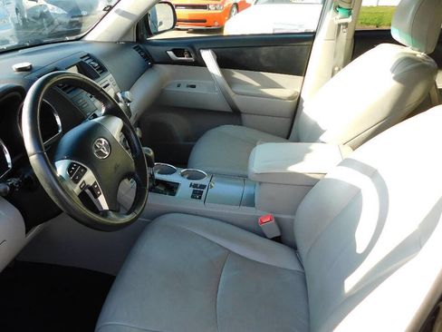 Used 2012 Toyota Highlander SE w/ Tow Pkg image 32