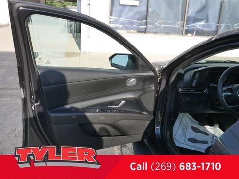 Used 2022 Hyundai Elantra SEL FWD image 18