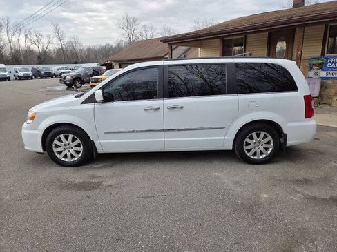 Used 2014 Chrysler Town & Country Touring w/ Driver Convenience Group FWD image 3