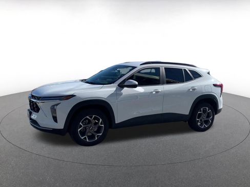 Used 2025 Chevrolet Trax LT w/ LT Convenience Package image 8