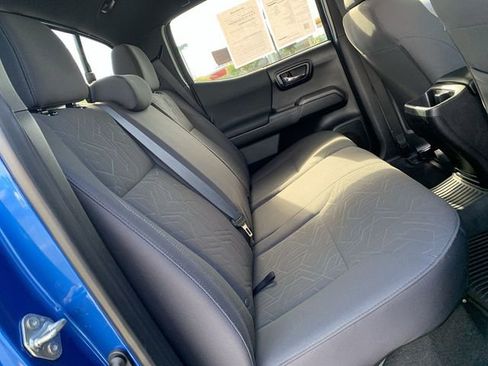 Used 2016 Toyota Tacoma TRD Sport w/ Towing Package image 12