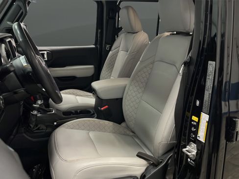 Used 2023 Jeep Gladiator Overland AWD/4WD image 9