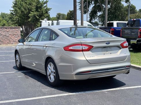 Used 2015 Ford Fusion SE FWD image 3
