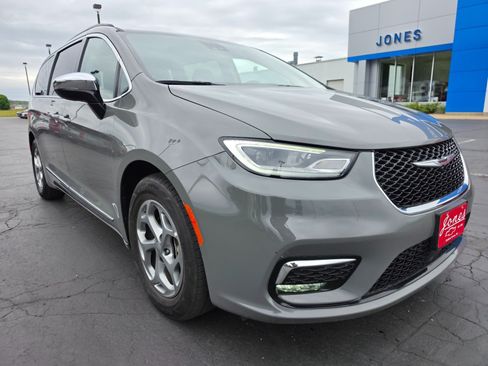 Used 2023 Chrysler Pacifica Limited FWD image 7
